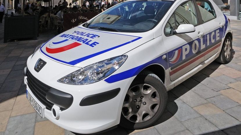 Na auto ve Francii pálili čtyři střelci, zabili desetileté dítě